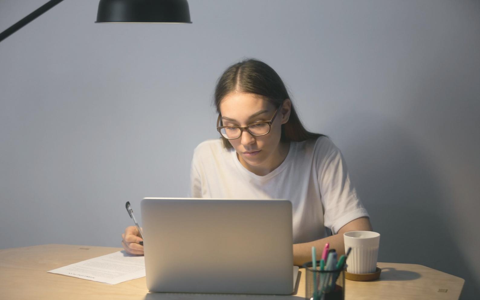 Persone che lavorano insieme durante una sessione di coaching