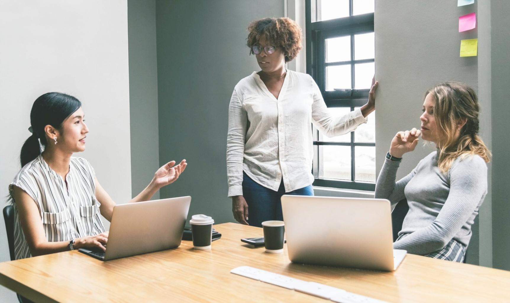 Sessione di coaching di gruppo in un ambiente collaborativo e accogliente